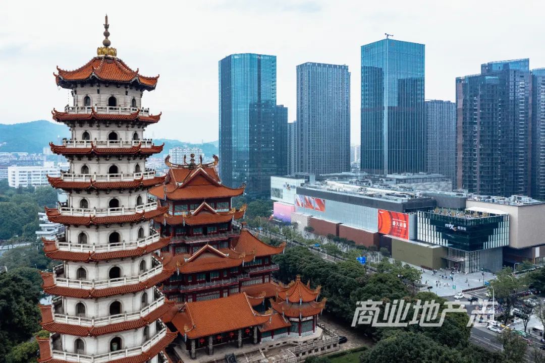 为了提升观察海口万象城的本地化视角,我在海口住了一整周