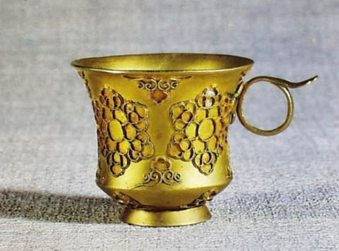 “非酒器无以饮酒，饮酒之器大小有度——”唐诗中的酒器与酒具