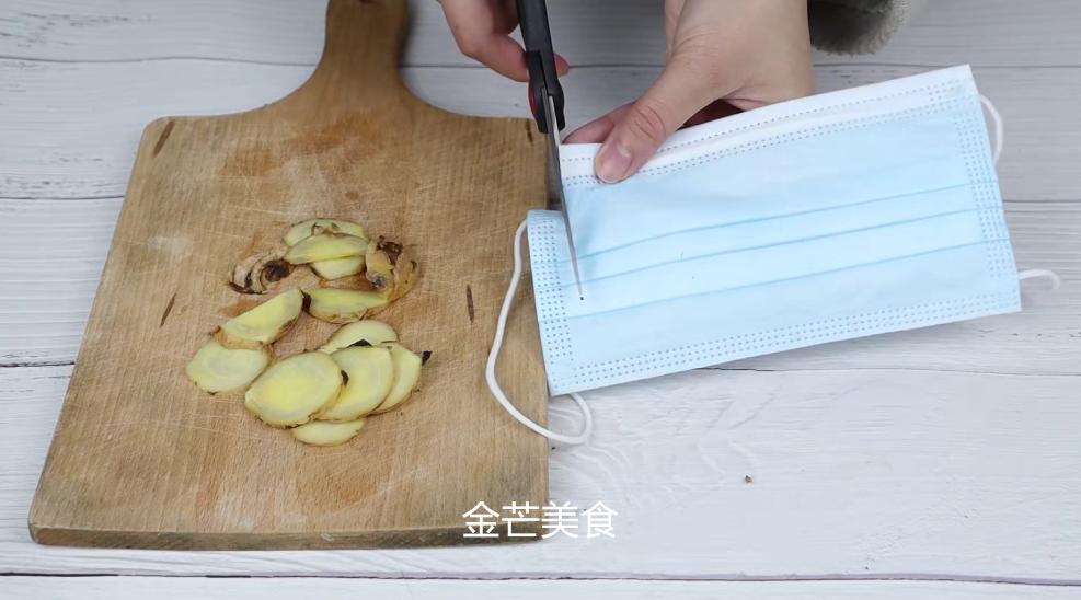 今天才发现，原来在枕头下放块生姜，可以去霉味，无论男女都有用