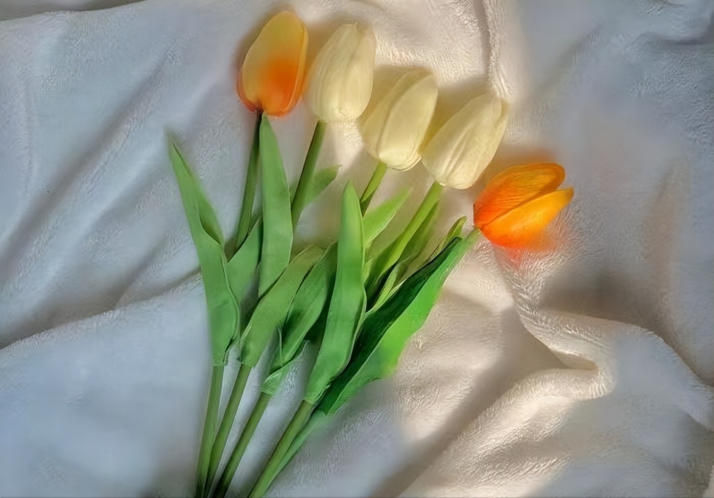 男人把你放心上了，这些下意识的“小动作”，能看出他特别爱你