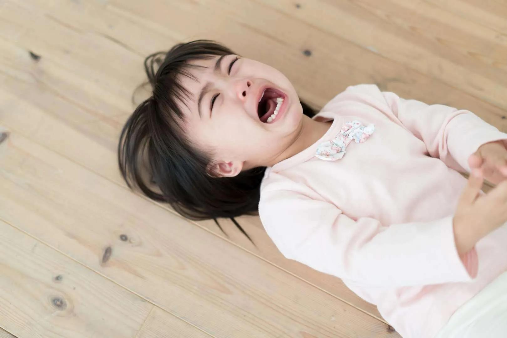 孩子总是莫名其妙的哭闹怎么回事,如何处理孩子的哭闹行为