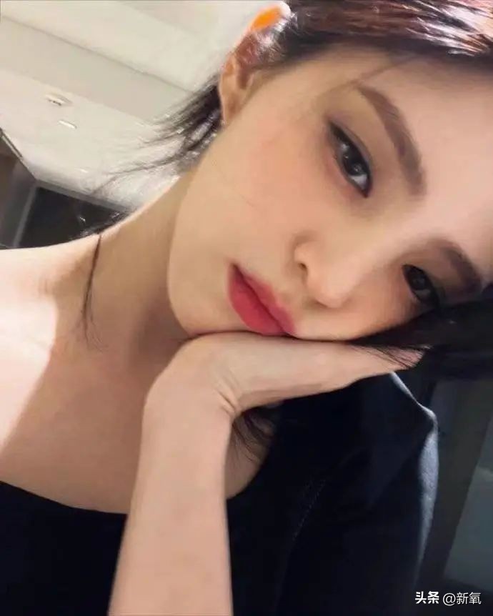 韩素希在ins上的画，真的是好担心她