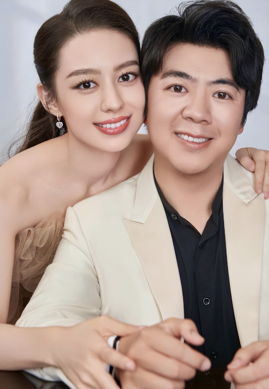 “只讲英文”李安琪：嫁*小鹏李**13年，从不说中文，哪来的优越感？