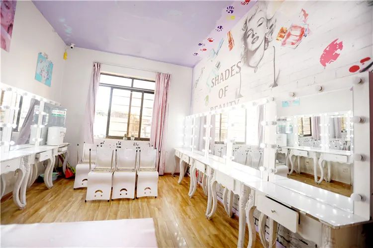 昆明美容美甲化妆培训班价格,昆明美容美甲师培训班