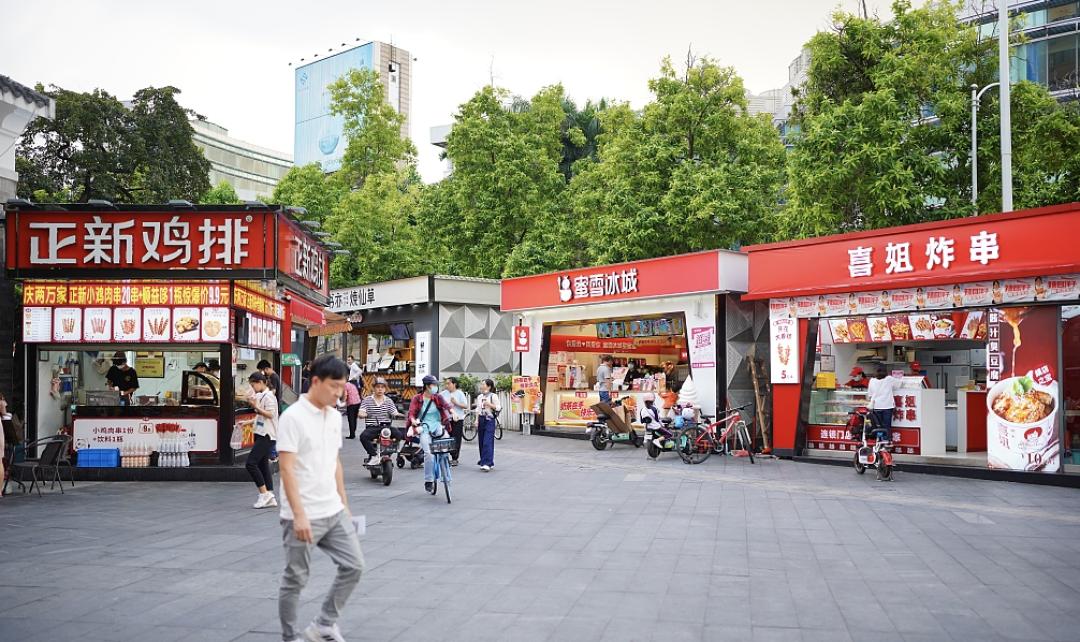 靠10平小店铺从月入5000到月入50000,靠十平米小店铺月挣10万