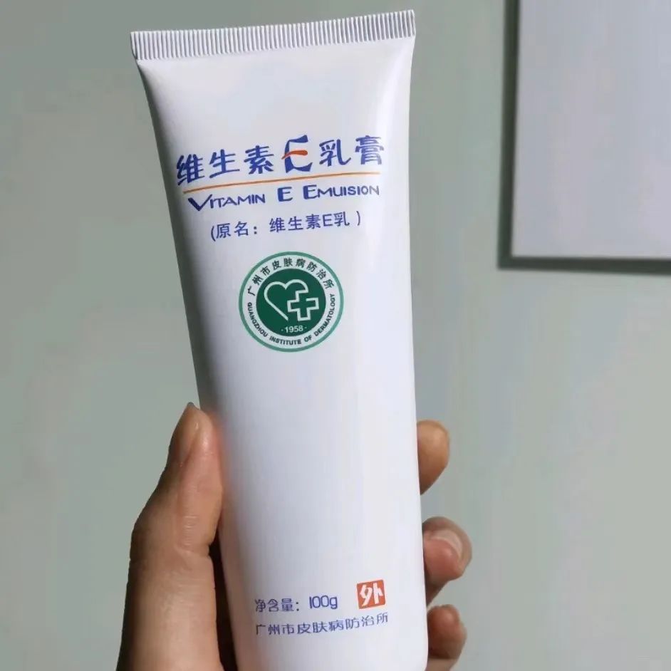 秋冬脸上皮肤干燥起皮怎么用面霜,秋冬脸部干燥起皮刺痛