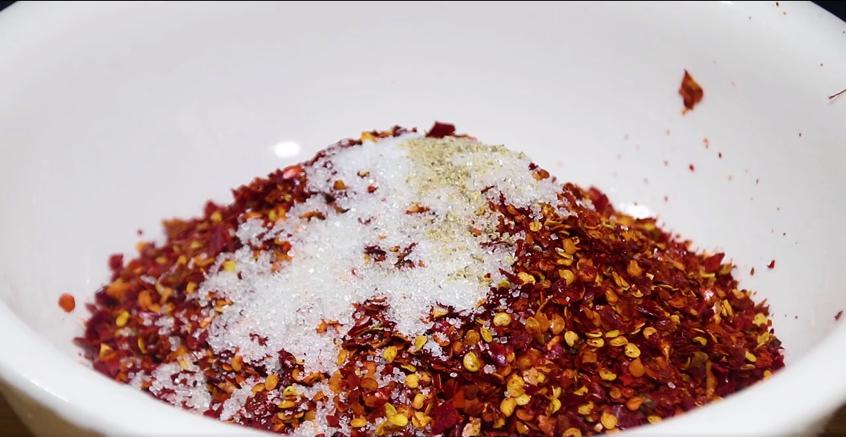 做凉拌辣椒油要烧热来用吗,泼热油的辣椒油怎么做