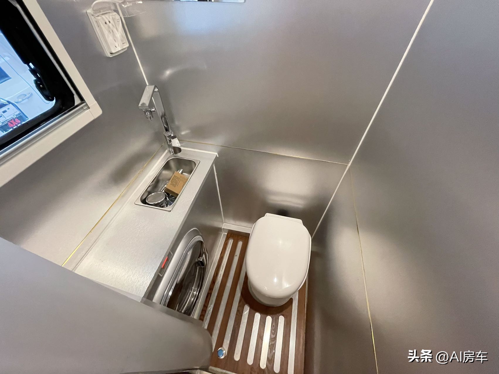 退休后逐梦旅行开啥车？夕阳红2号，精装修2室一厅，真适合老年人