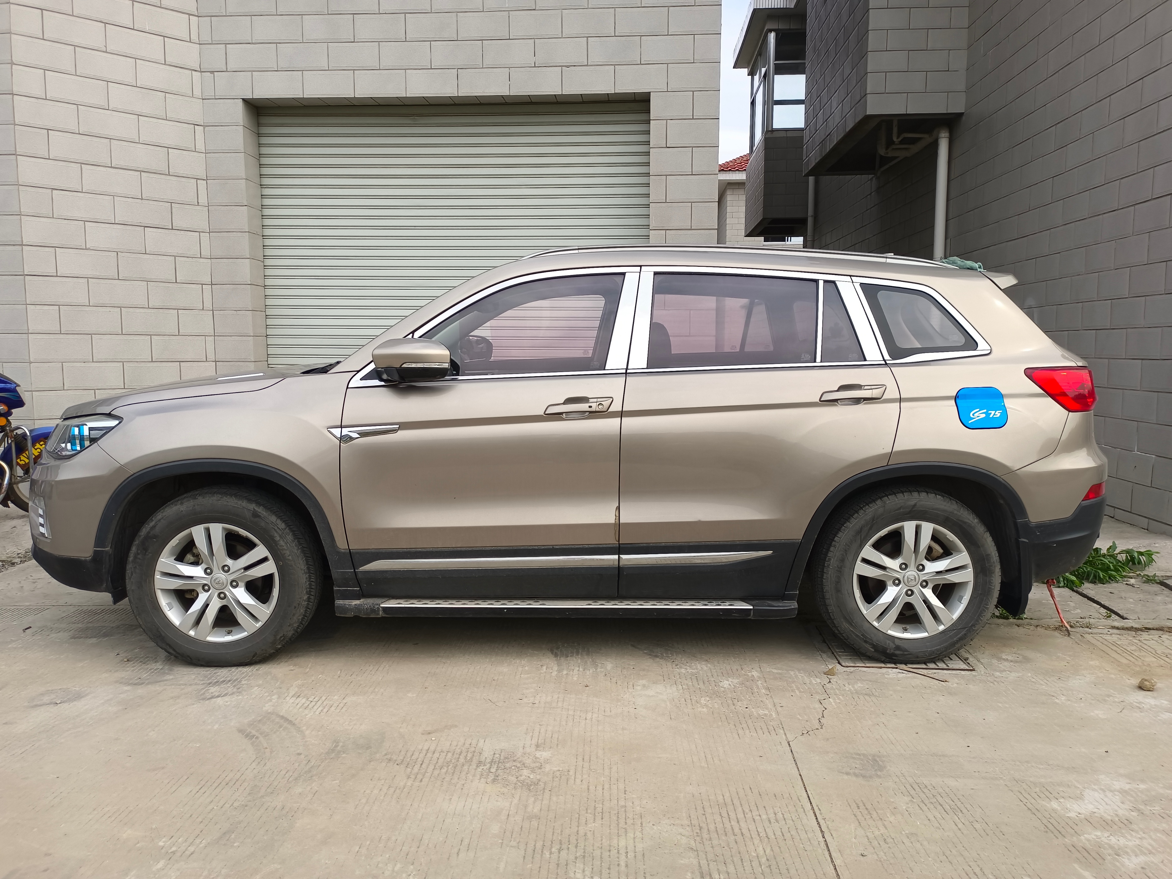 长安cs55前轮挡泥板内衬怎么更换,新车换挡泥板