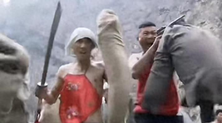 花样*绑捆**，*袜丝**小披风，这些*辱侮**观众的镜头，导演难道小学没毕业