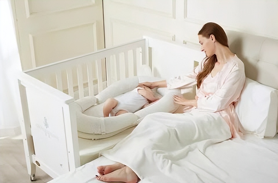 晚上需不需要给宝宝换纸尿裤,宝宝换尿不湿多久换一次