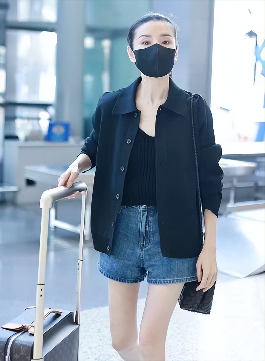 最新机场照董洁瘦到让人羡慕,董洁发福大腿粗