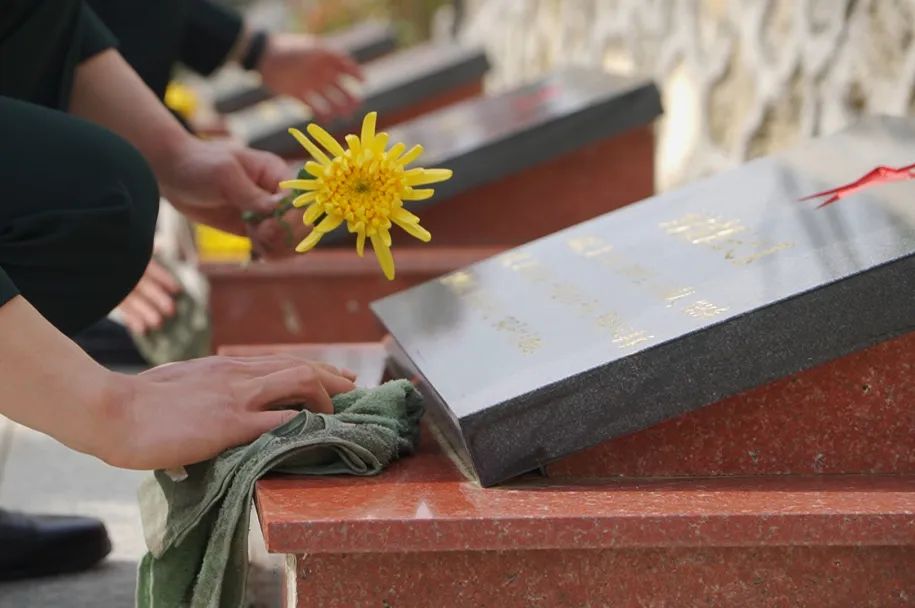 解放军清明缅怀红军先烈活动,清明祭奠革命先烈解放军鸣枪