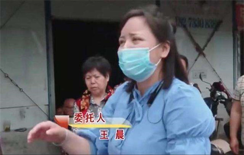 长沙38岁懒惰女子，屎盆子放床边堆满不清理，吃喝婆婆端嘴边