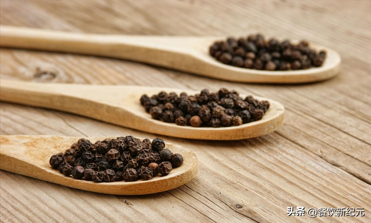 黑胡椒白胡椒在烹饪中有什么区别,黑胡椒白胡椒怎么食用
