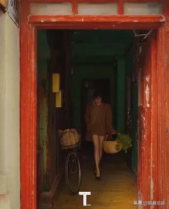 孙俪穿超短上衣秀小蛮腰,孙俪机场最新穿搭图片