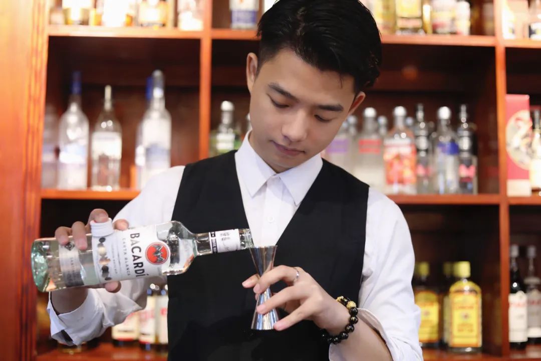 介绍一下调酒师是个什么样的职业,调酒师哪个行业最吃香