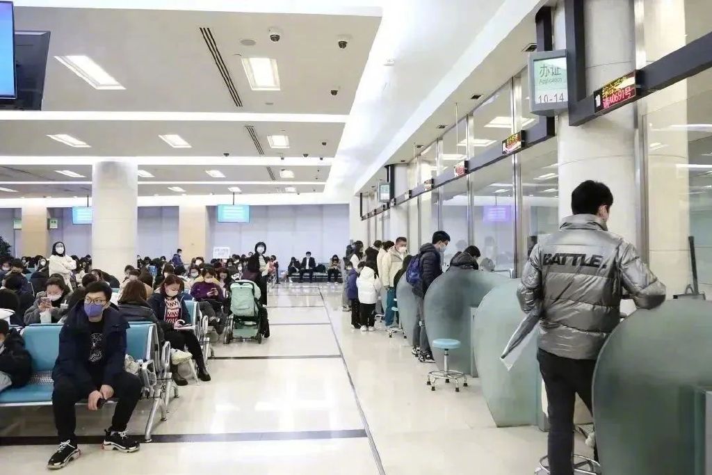 上海出入境证件办理量月超38万,上海恢复出入境证件办理工作日