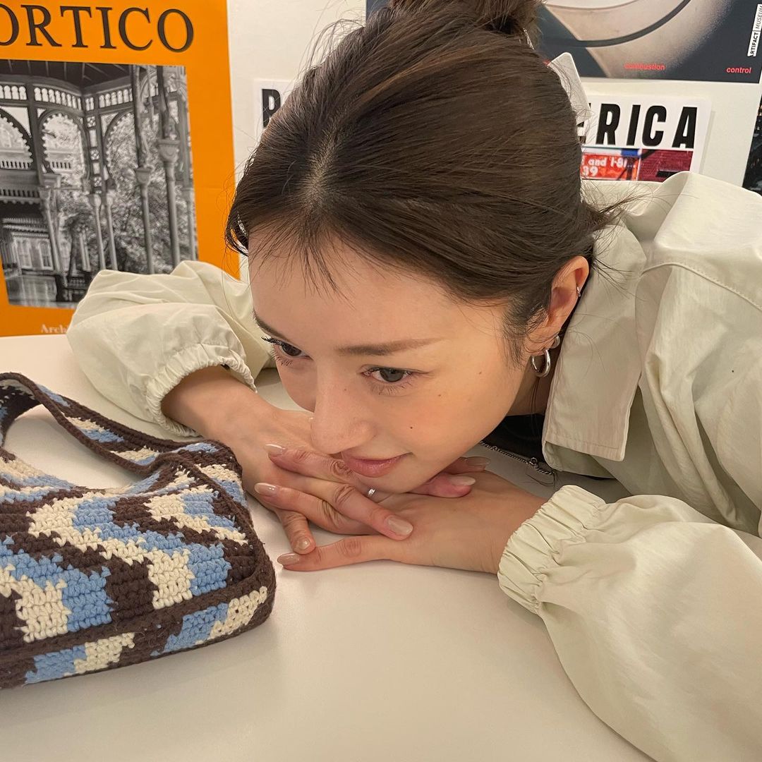 把头发都弄乱了,把头发稍微弄卷一点