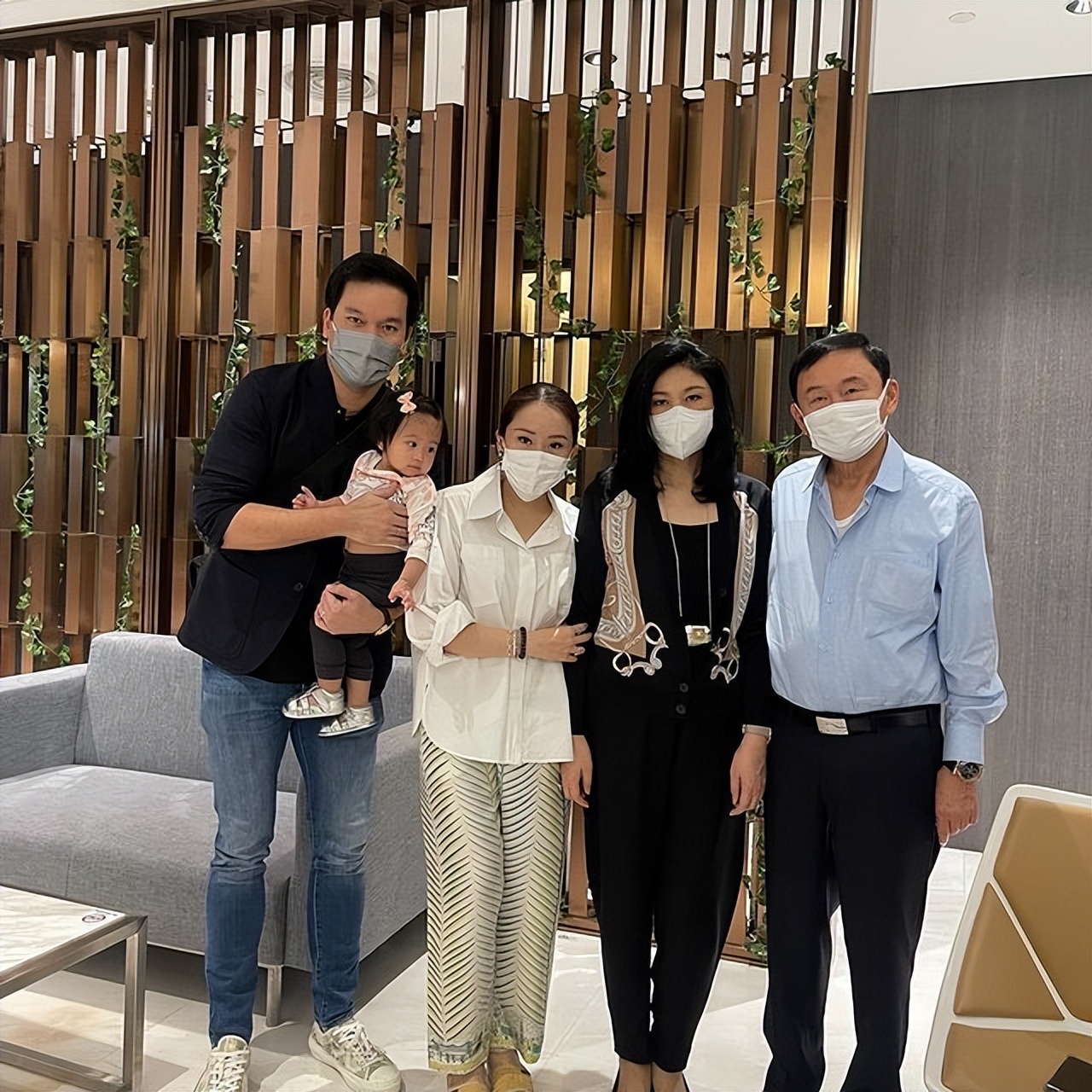 英拉穿傣装照片,泰国英拉泼水节