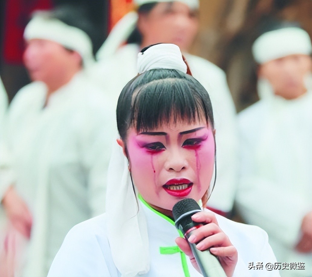 河南职业哭丧人一年磕头上万次,专业哭丧人月入达三万