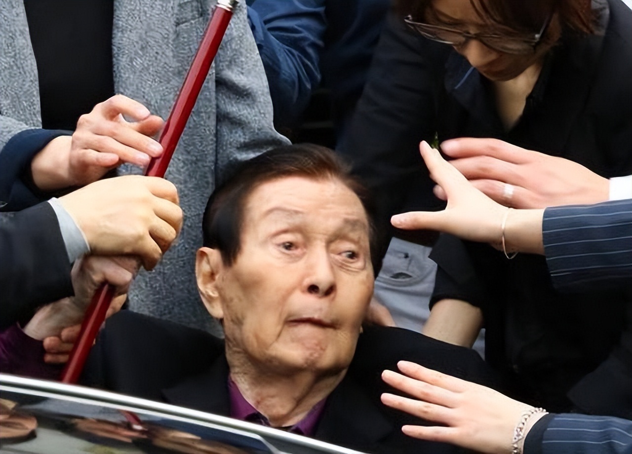 视女星为玩物，把总统当傀儡，煽动部署萨德，韩国乐天有多牛？