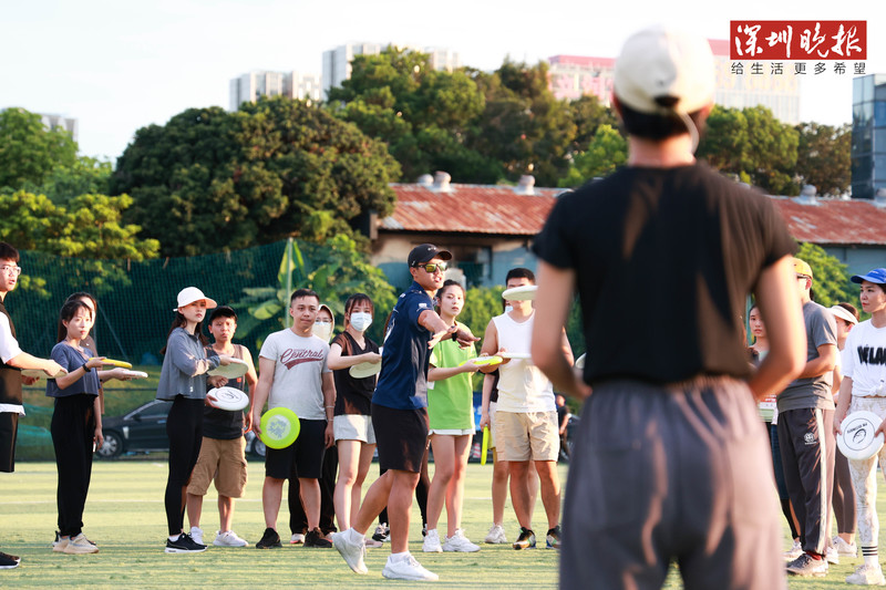 穿棉背心+休闲裤就能上场，飞盘是深圳体育消费下一个巨星？