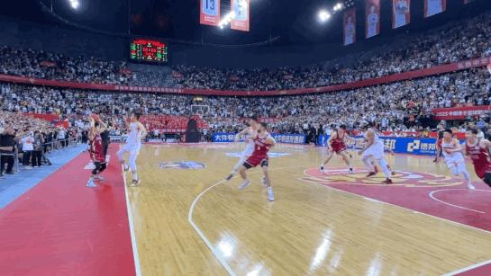 沈梓捷压哨,深圳绝杀新疆沈梓捷