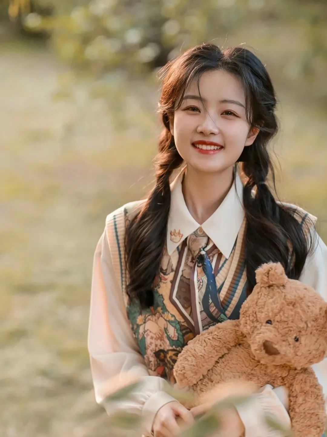 今年别再披头散发了三款减龄发型,秋冬季更适合有氛围感的发型