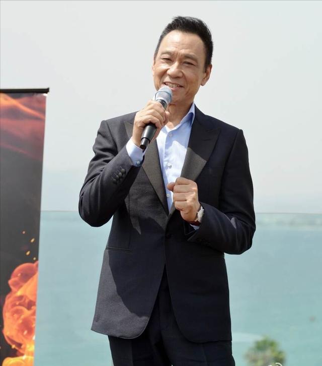 12年后再看王学圻：当年他和相伴40年的发妻离婚，不是因为范冰冰