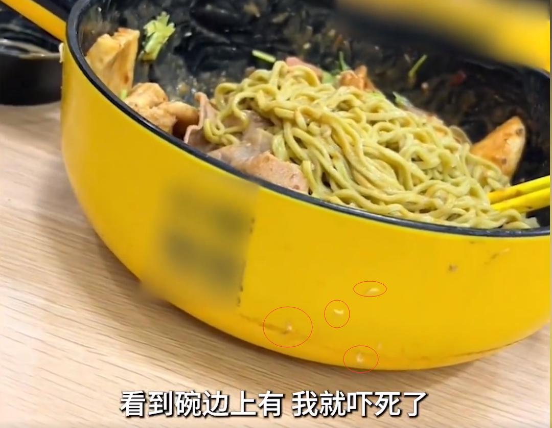 麻辣烫碗边爬满虫,门店回应麻辣烫碗边爬满蛆虫