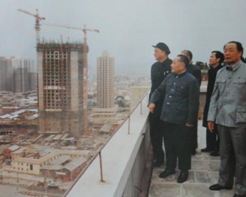 78年，*小平邓**访问新加坡，李光耀问他：如果你出生在新加坡会怎样