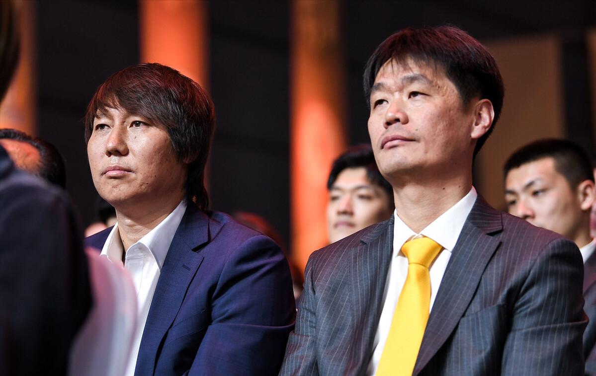 国足0-2日本李霄鹏道歉,日本男足看到中国的反应