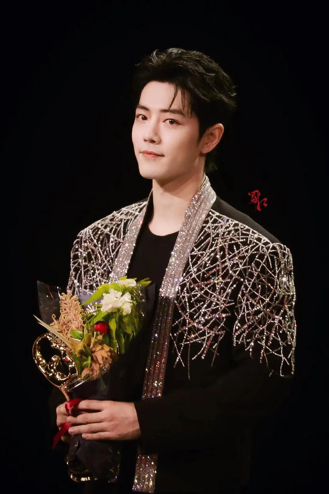 肖战杨紫微博之夜高清壁纸,肖战微博之夜戴口罩的壁纸