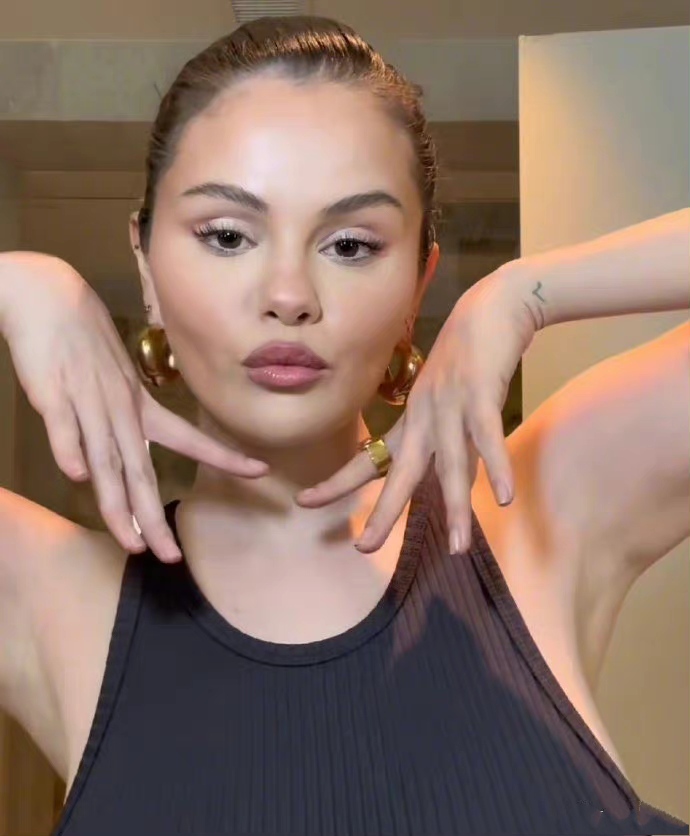 赛琳娜美貌巅峰红裙,赛琳娜天使面孔魔鬼身材