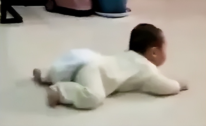 宝宝不会爬也不愿意趴怎么办,七个月宝宝不会爬总想站