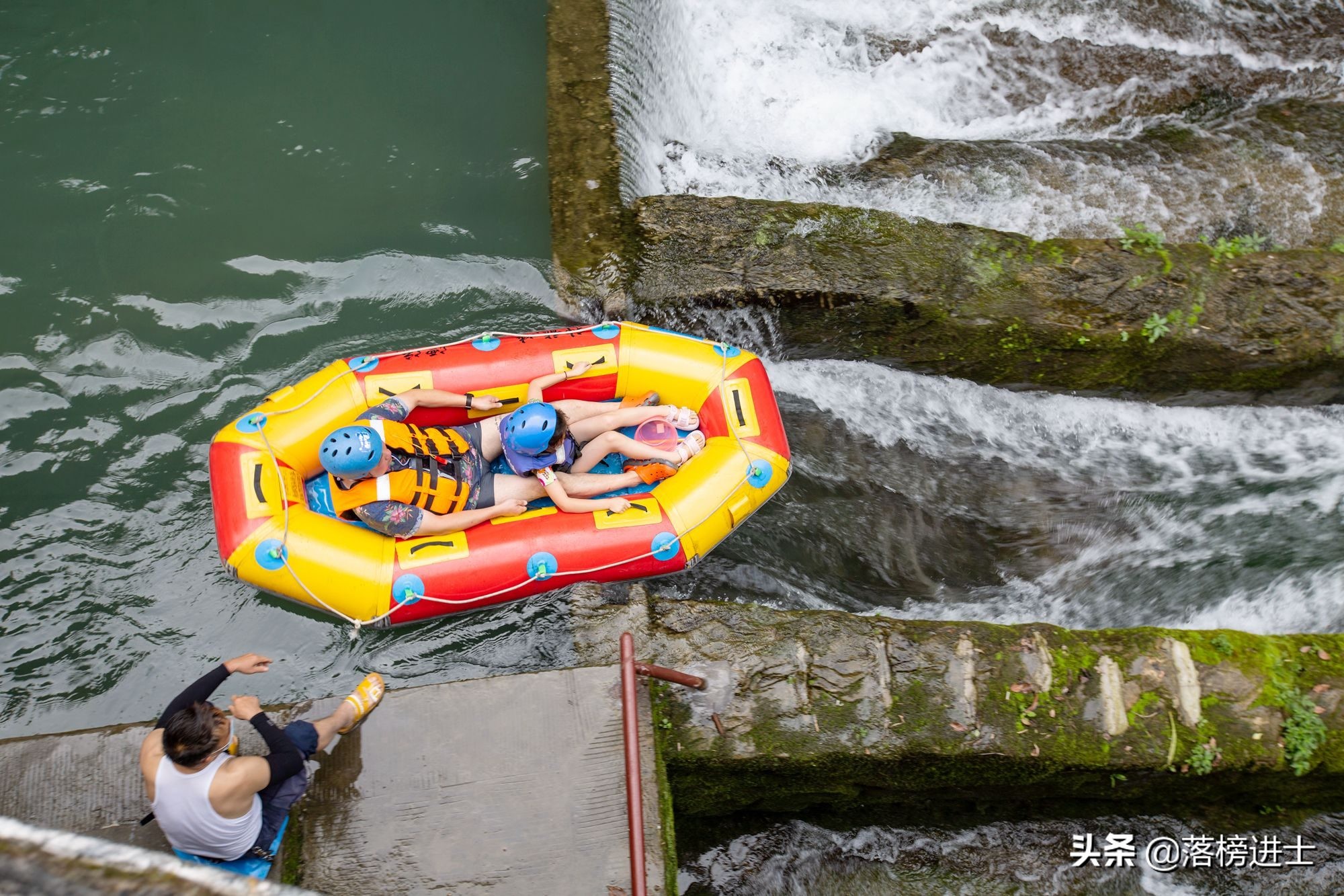 重庆神龙峡，位于青山绿水之间，环境秀美，是夏季避暑的好去处