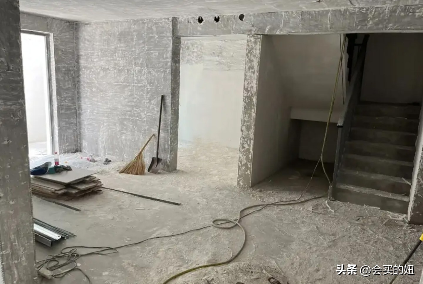 刮腻子怎么避免刷到玻璃上,刮腻子遇到坑怎么办