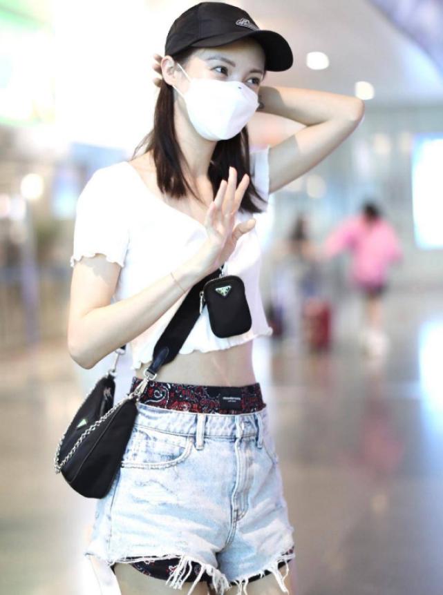 金晨服装穿搭身材,金晨机场绿色露脐装搭碎花裙