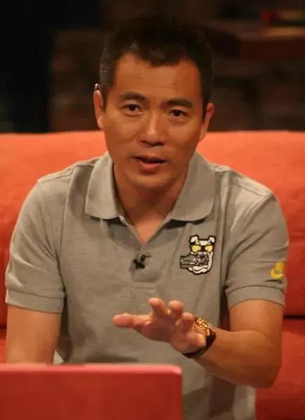 黄健翔前妻是端盘子的吗,足球解说员黄健翔现任妻子