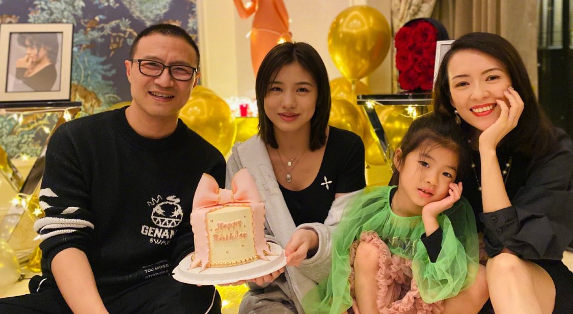 章子怡为小苹果庆生撞脸陈妍希,章子怡为小苹果庆生