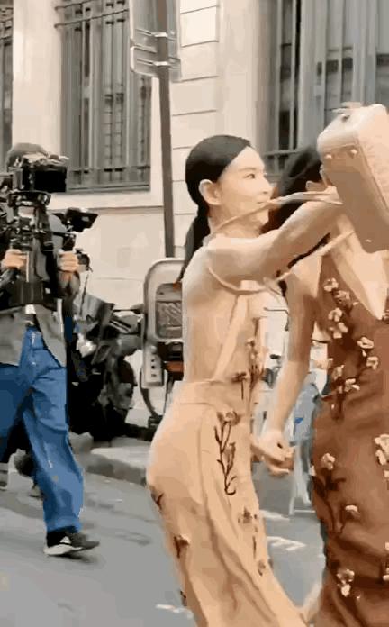 “老鼠贴粘到的，吃了不会犯法吧？”网友：争取死缓吧！哈哈哈