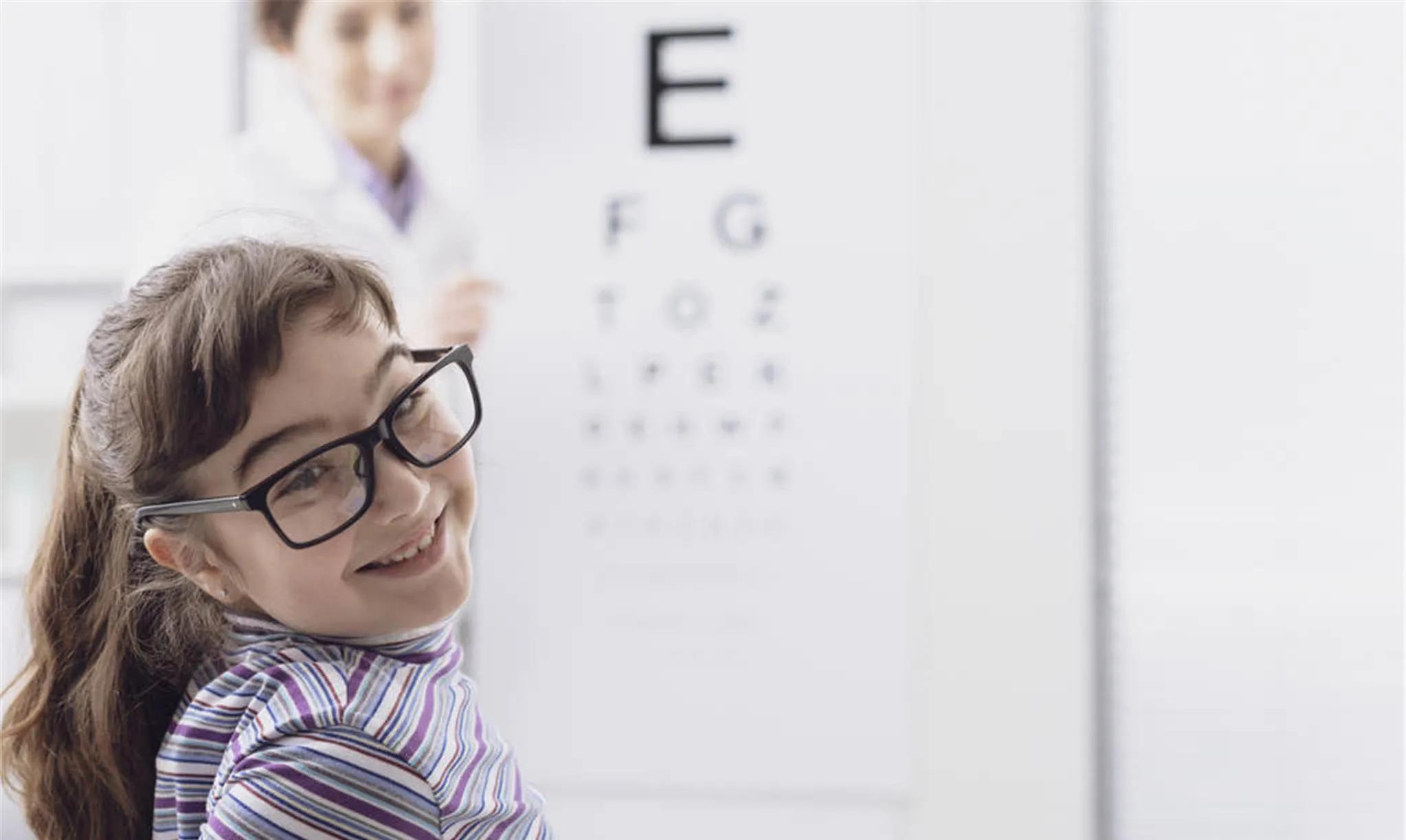 孩子有点近视怎么正确佩戴眼镜,小孩近视佩戴眼镜需要注意什么