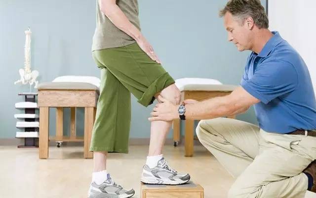 膝盖酸痛一个动作自愈,膝盖酸痛要做什么理疗