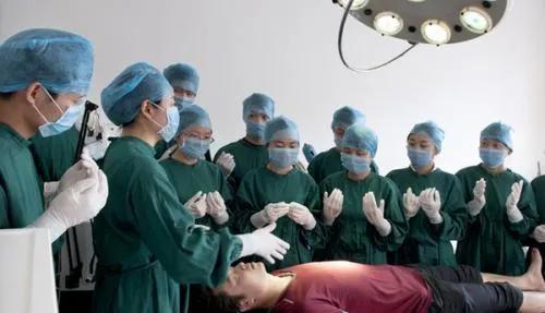 为什么劝人学医会天打雷劈,怎么有人说劝人学医天打雷劈