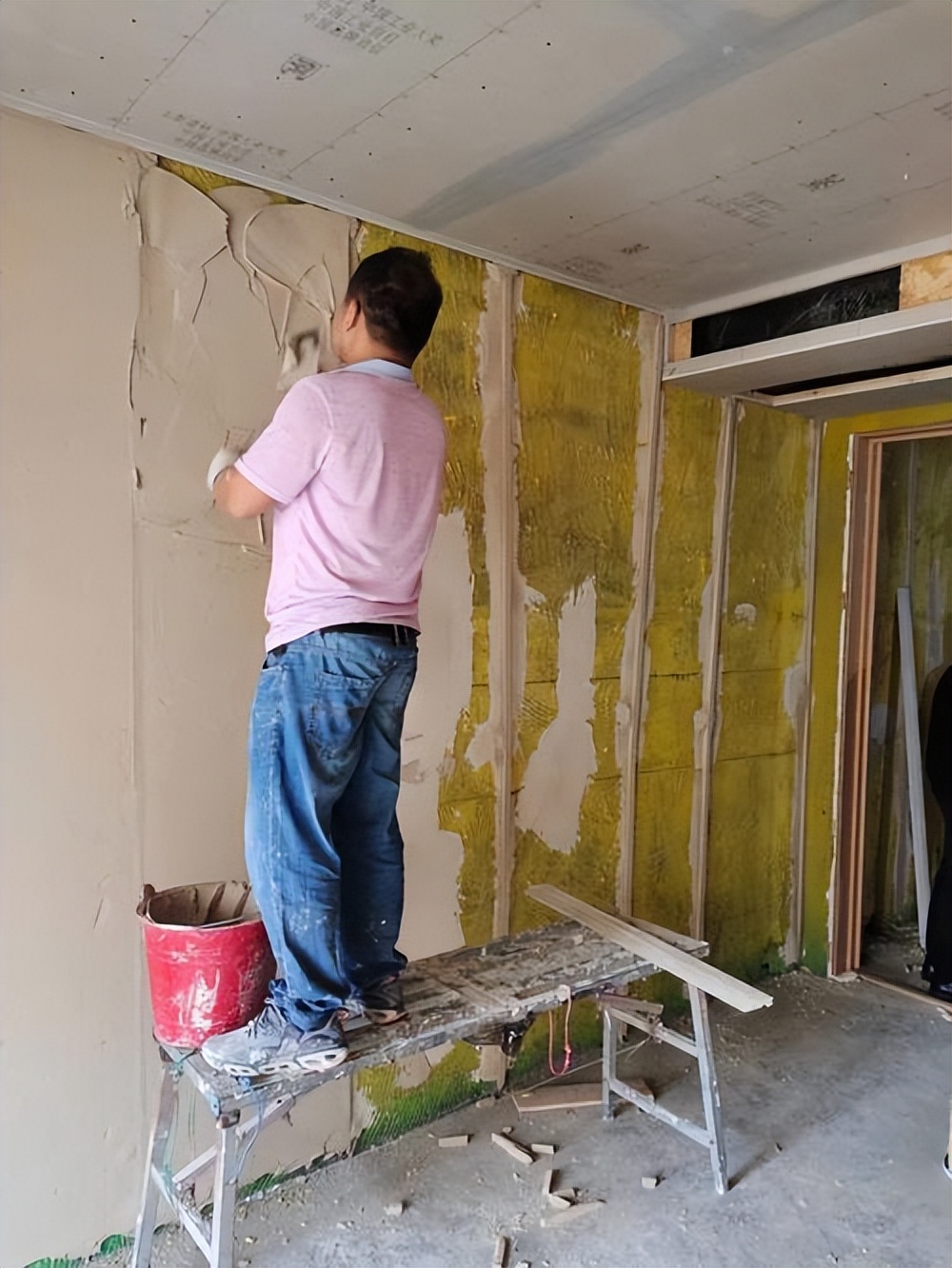 衣柜后面的墙壁要不要刮石膏,衣柜后面要不要刮腻子