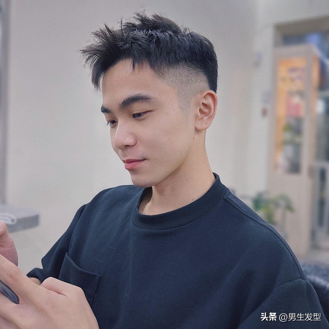 发型男2020两边铲流行发型,男生两边铲发型真的好看吗