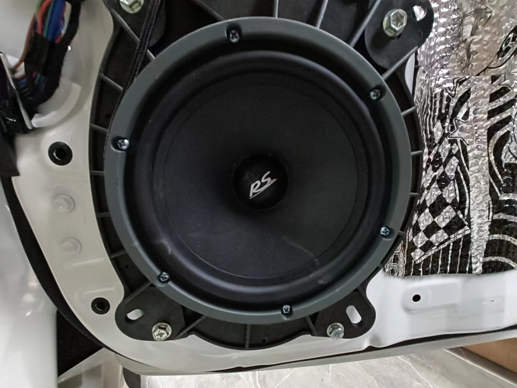 外硬内柔享乐极致悦感-西安上尚丰田酷路泽全车音响升级