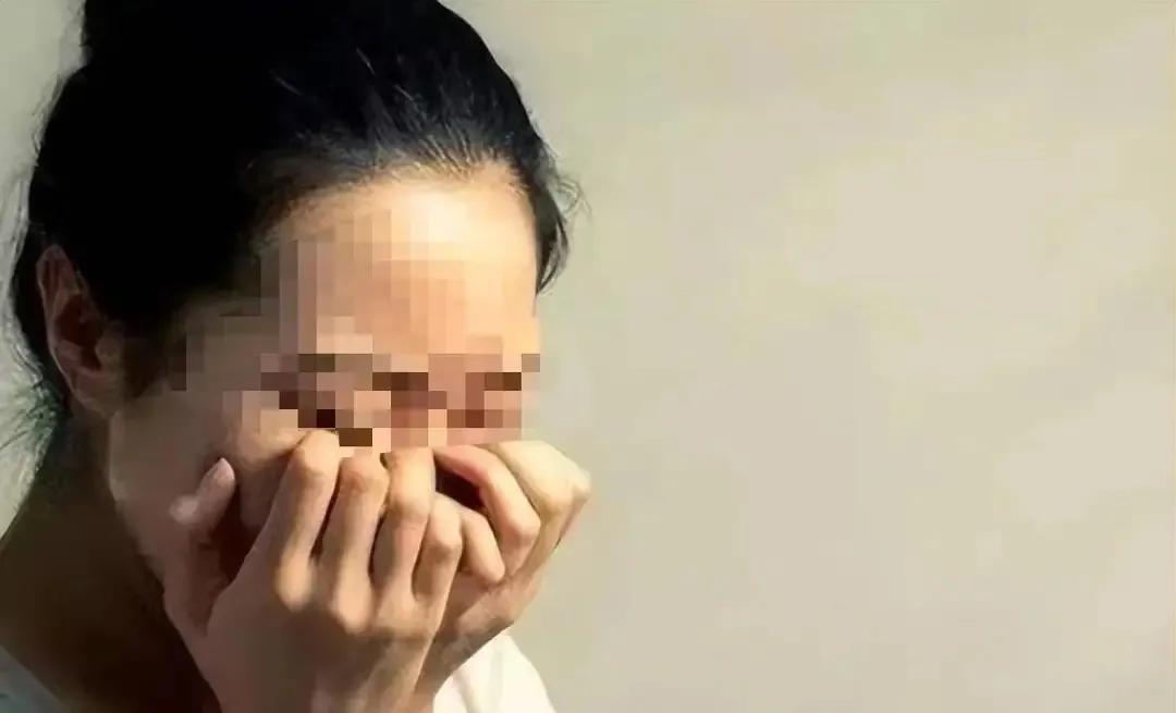 “他经常来照顾我生意，我们就同居了”，女子在家出轨还振振有词