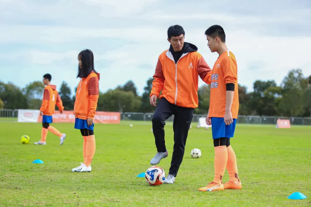 足球踢得远靠哪的力量,足球场上任何位置都能踢